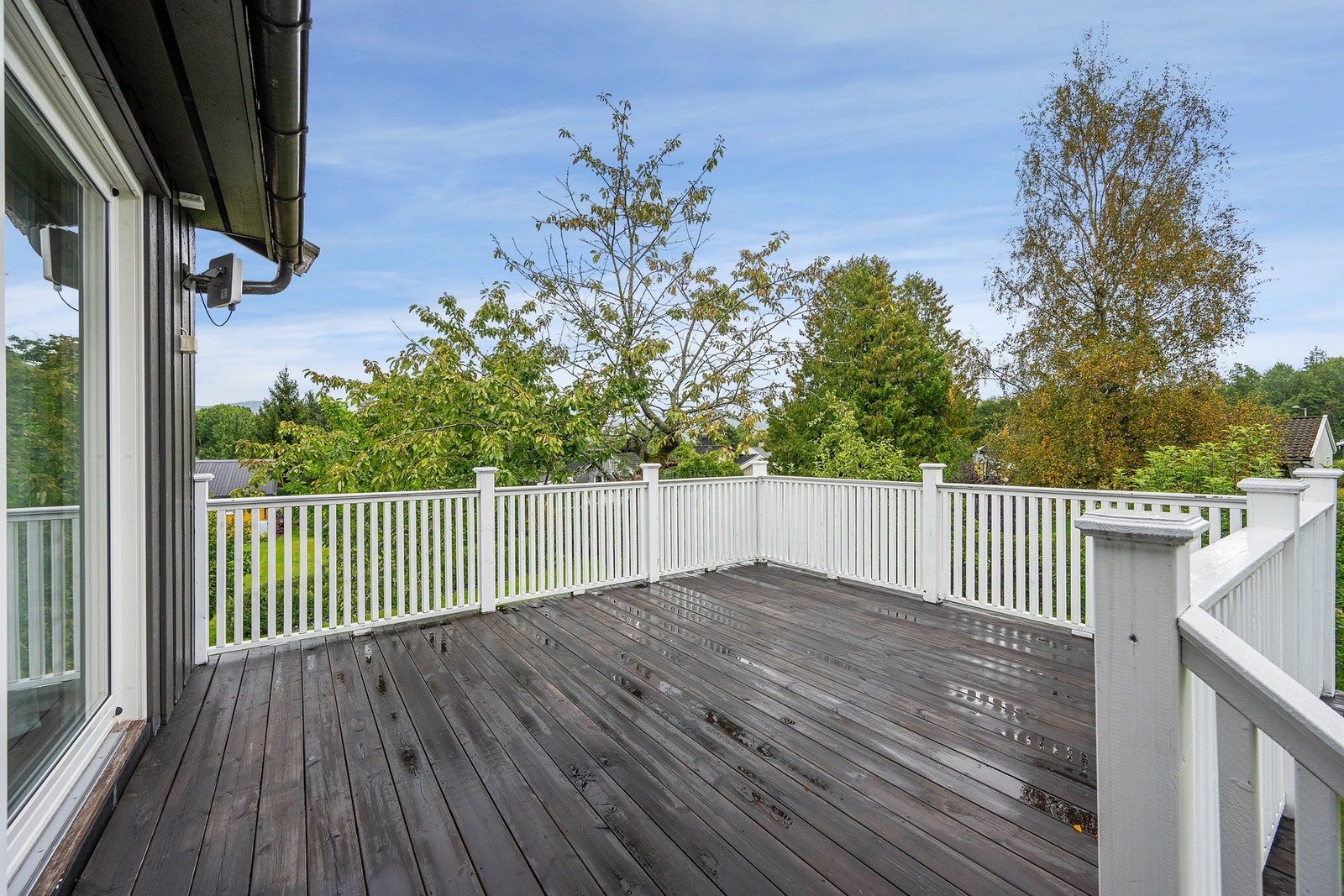 Utgang fra stuen til denne østvendte terrassen på 14 kvm. Galleribilde