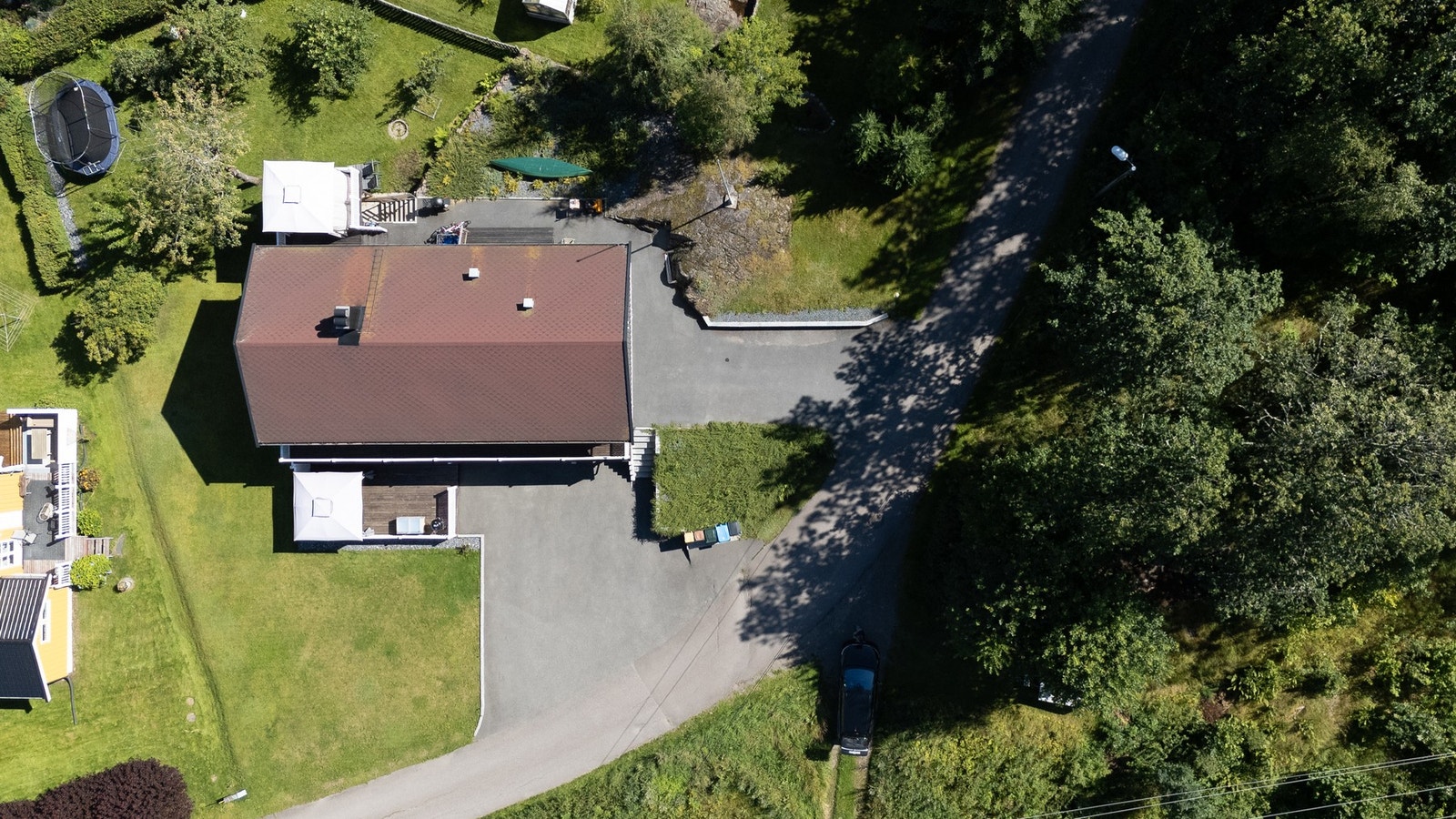 Eiendommen sett fra oven. Her har man et flott uteområde å boltre seg på. Galleribilde