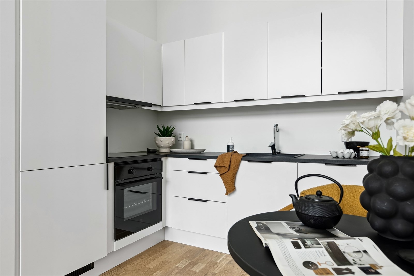 Felleskostnader utgjør kr. 1 601,- per måned. Felleskostnadene inkluderer parkering og diverse vedlikehold/drift iht. regnskap. Galleribilde