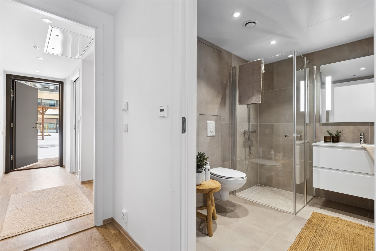 Lekkert flislagt bad som byr på behagelig gulvvarme. Galleribilde