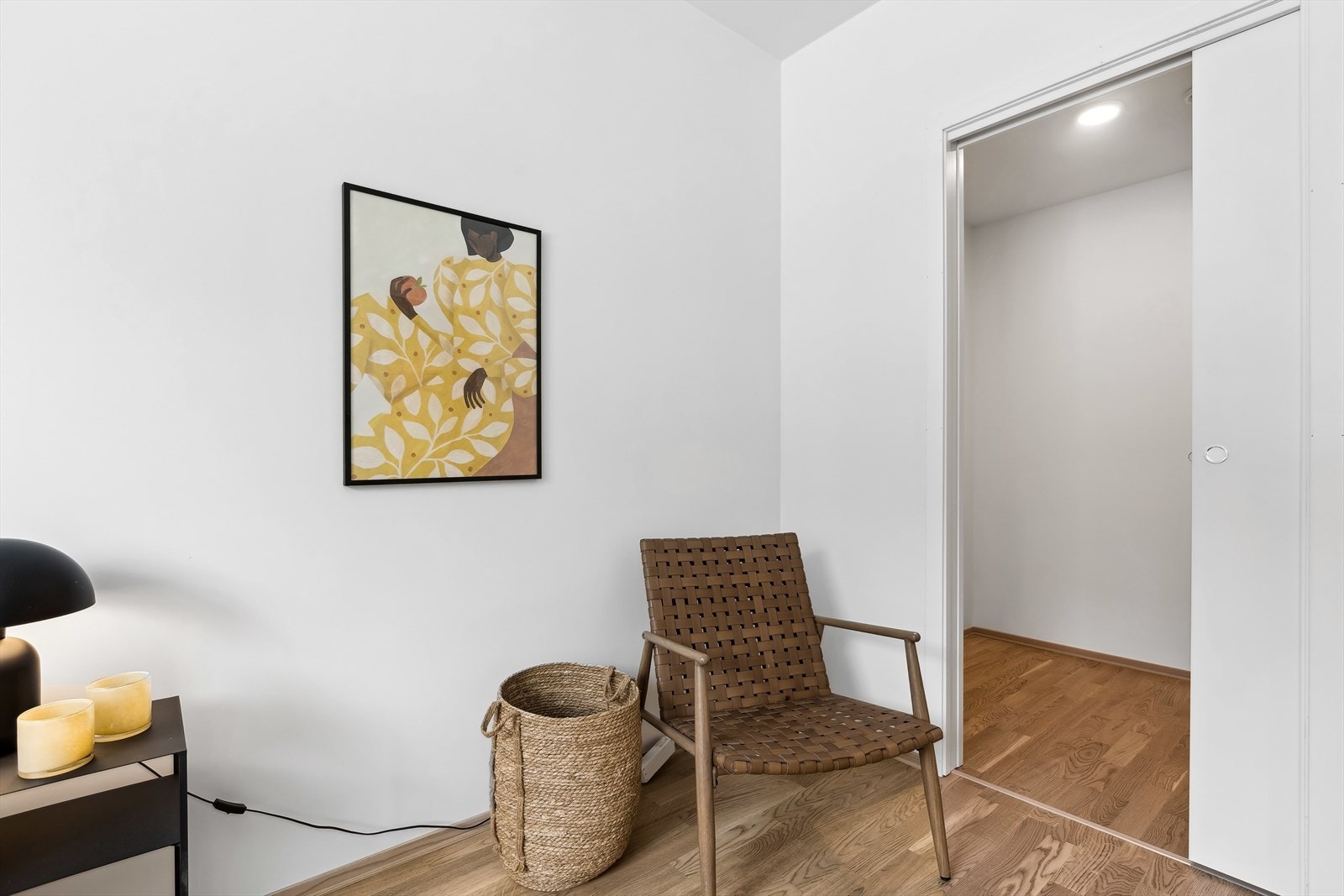 Det er adkomst til eget omkledningsrom i tilknytning til soverom. Dette er på 3m². Galleribilde