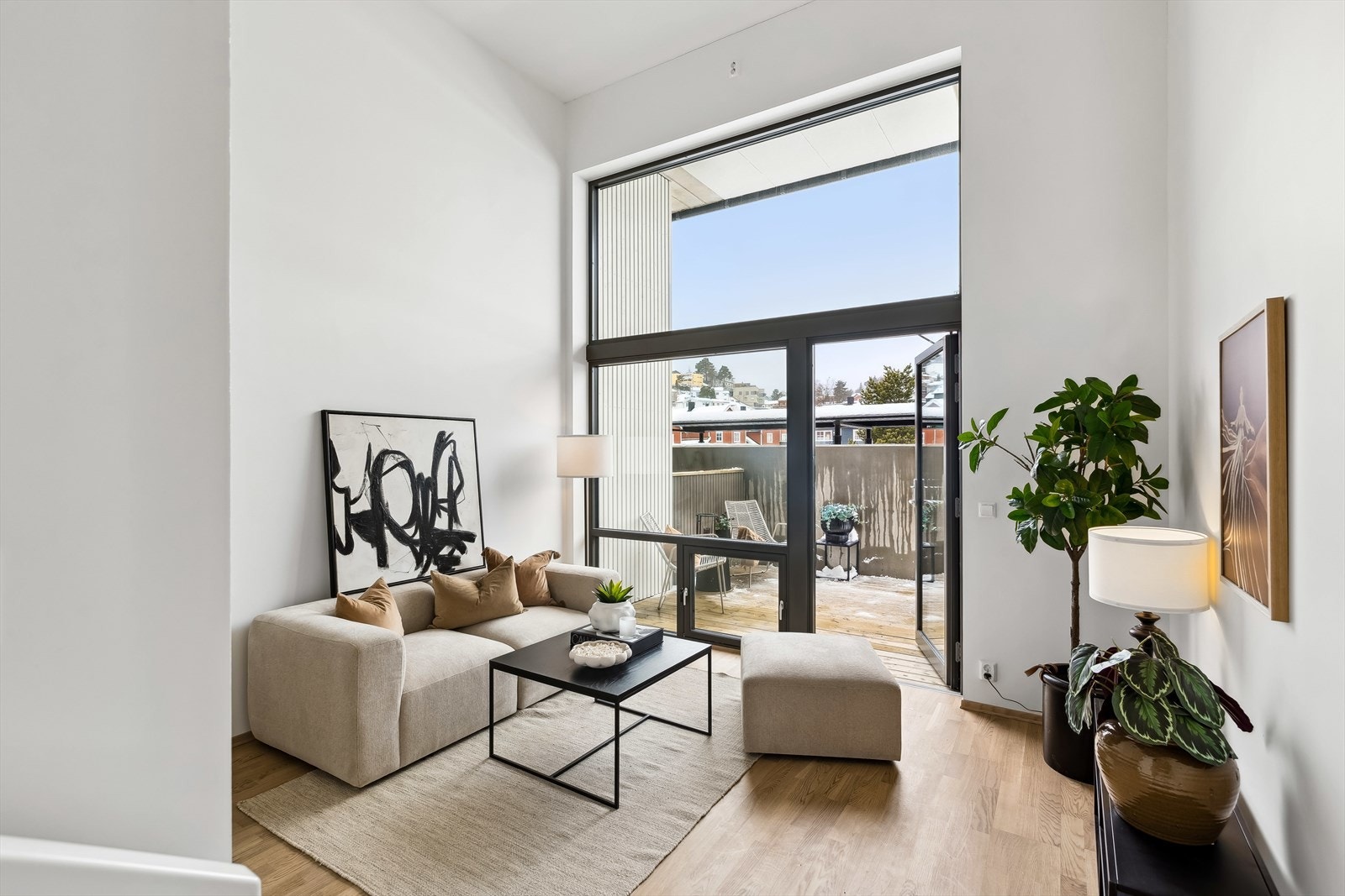 I tillegg til leiligheten medfølger det sportsbod i kjeller på 3m² og egen parkeringsplass. Galleribilde