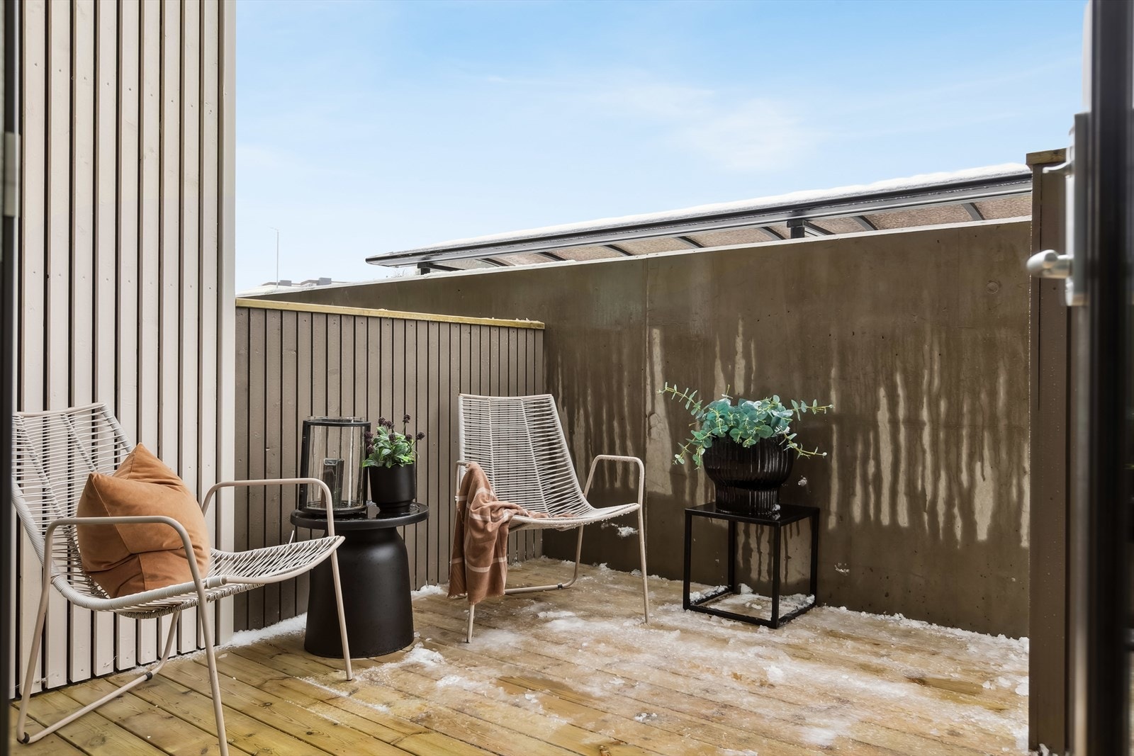 Leiligheten byr på en praktisk vestvendt terrasse, noe som gir gode solforhold. Galleribilde