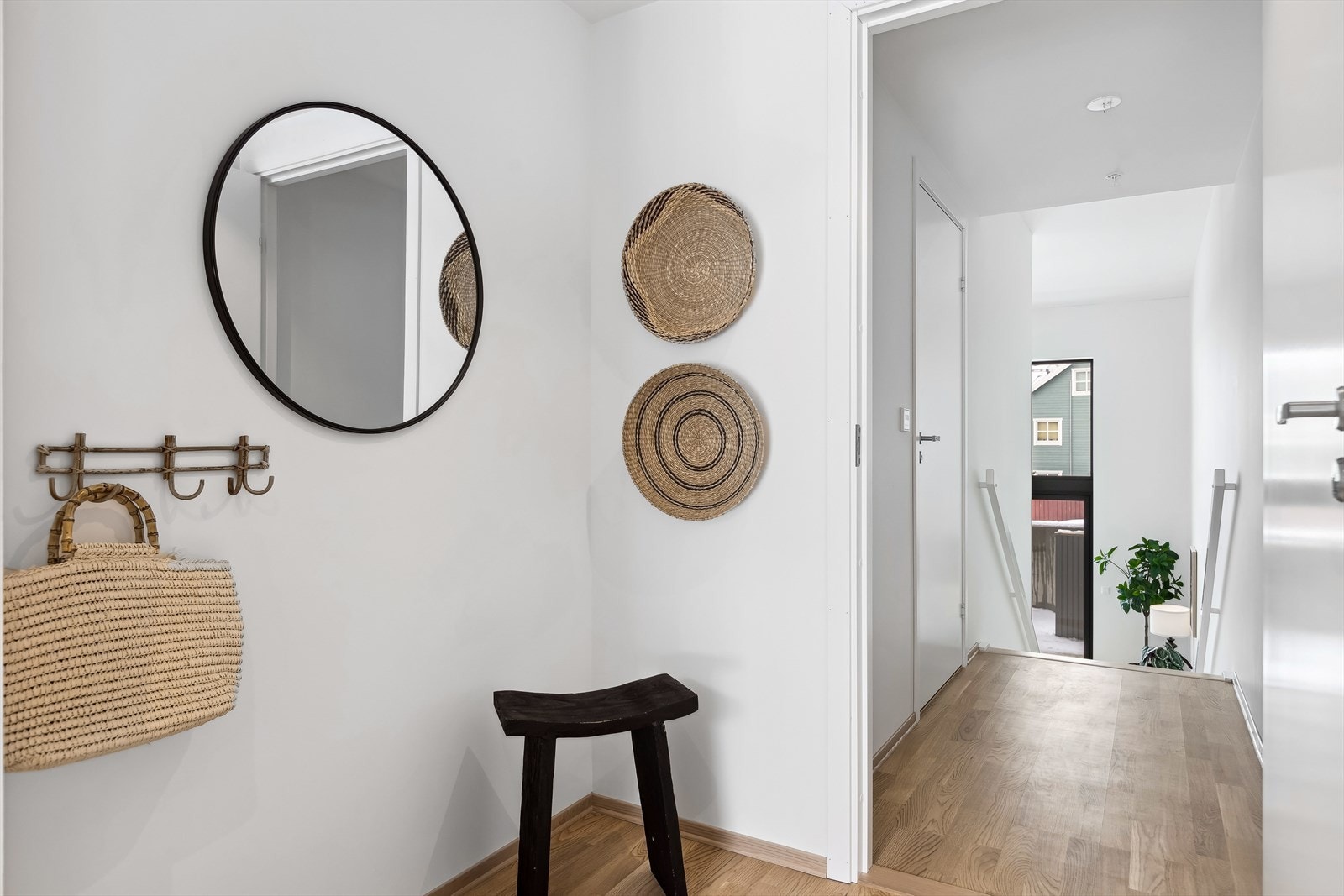 Leiligheten har egen utvendig adkomst, og heis adkomst fra parkeringskeller. Galleribilde