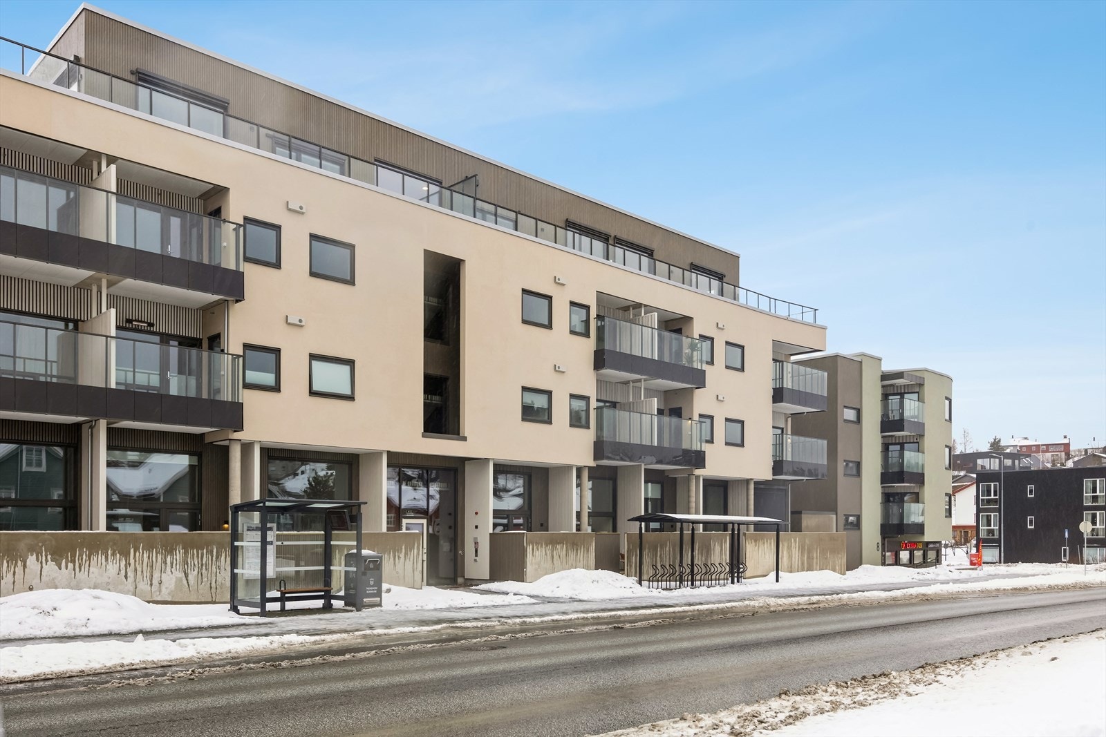 Her får du en ypperlig beliggenhet med Bymarka som nærmeste nabo, dagligvarebutikk 50m fra inngangsdør og busstopp rett utenfor døren Galleribilde