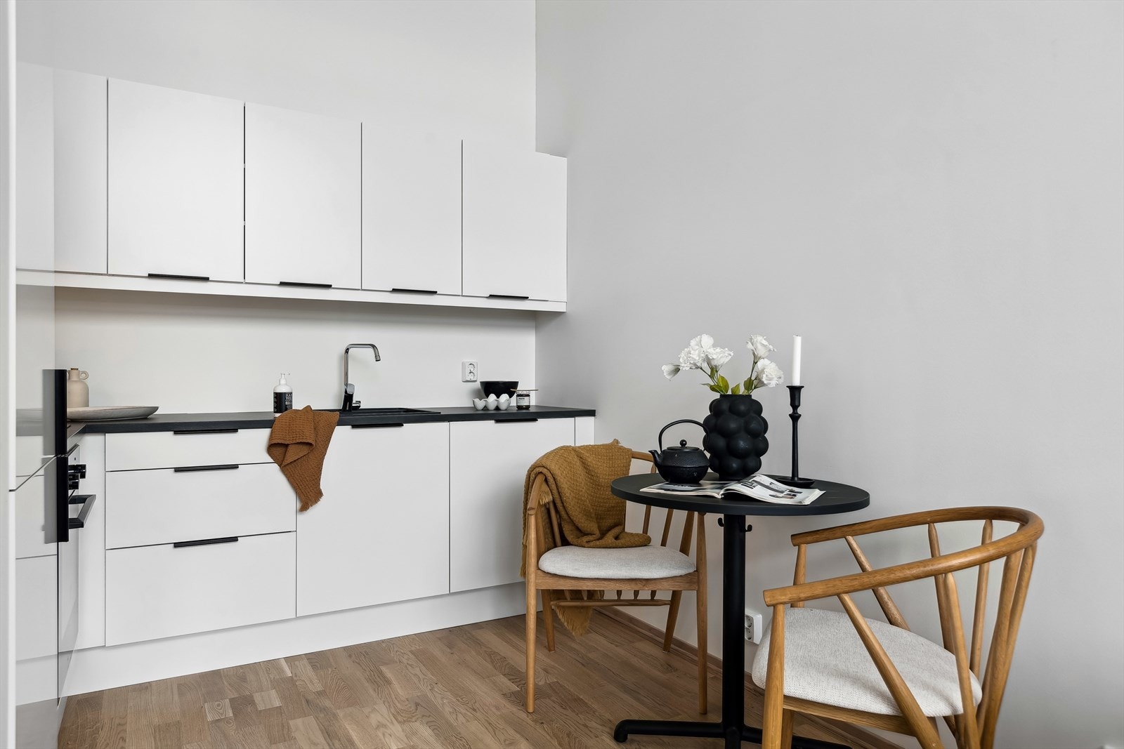 Av integrerte hvitevarer er det oppvaskmaskin, stekeovn, platetopp, kjøl- og fryseskap. Disse medfølger handelen. Galleribilde