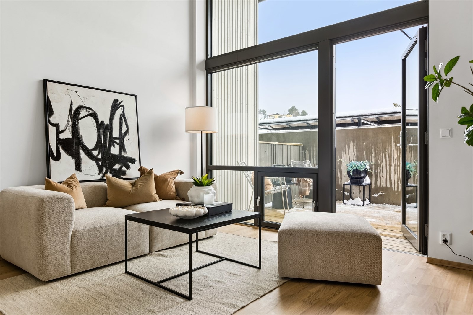 Leiligheten har en unik og gjennomtenkt planløsning med svært raus takhøyde og store vindusflater, i kombinasjon så gir dette en svært luftig atmosfære. Galleribilde