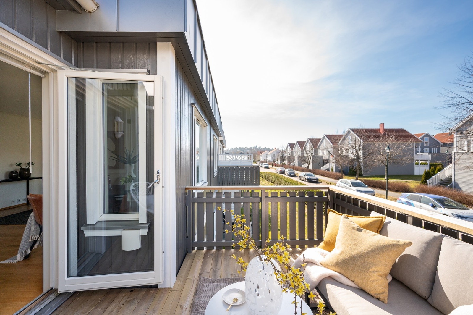 Balkongen fra stuen er ca. 13 m² og ligger mot vest. Galleribilde