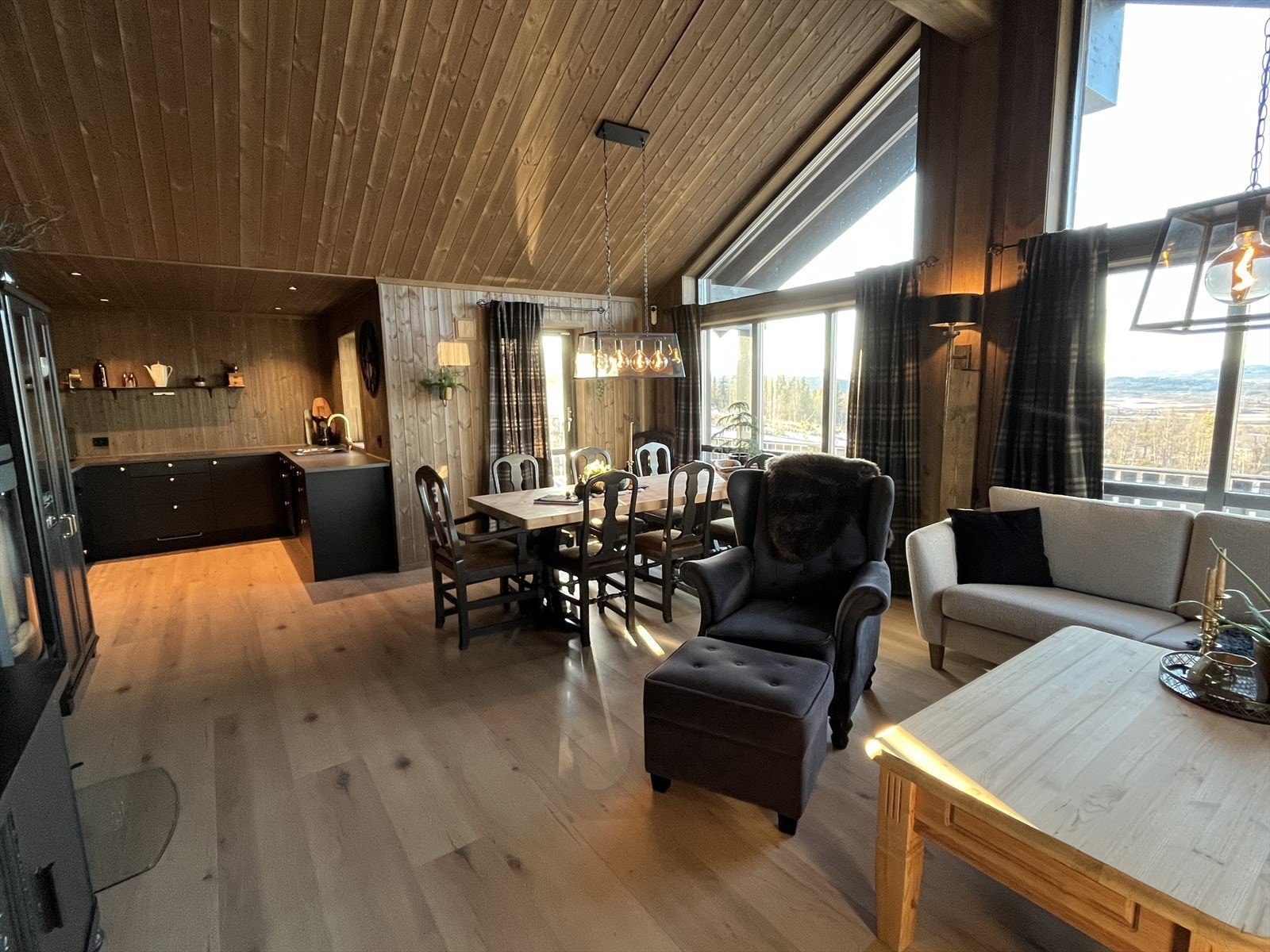 Takhøyden og de store vindusflatene i allrommet med stue, spisestue og kjøkken, gir en god og luftig romfølelse. Galleribilde