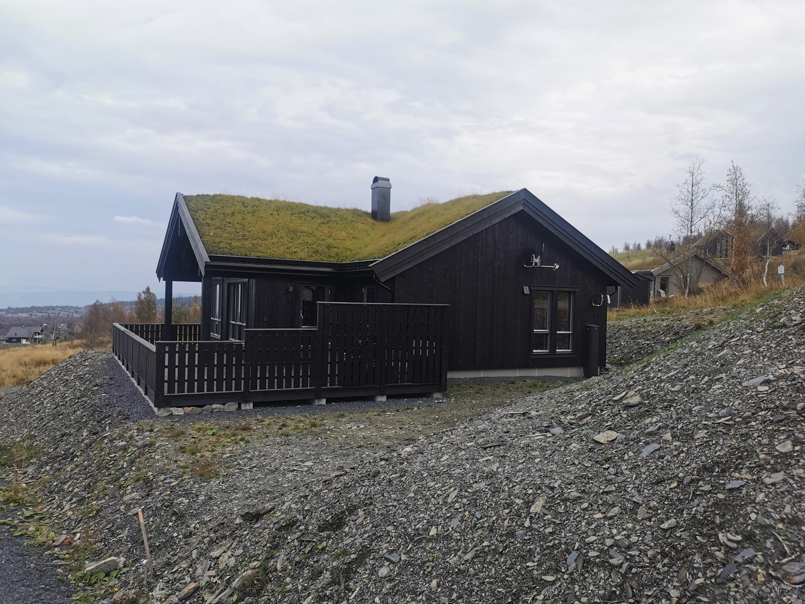 Romslig terrasse med levegg mot nabo. Galleribilde