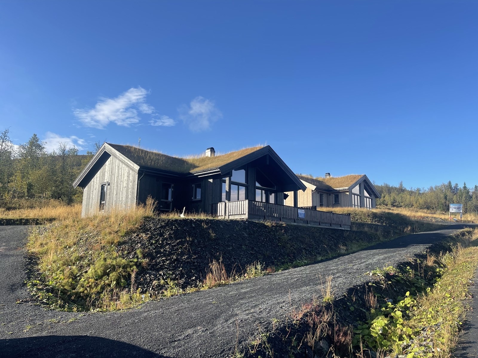 Hytta ligger flott til i et område med nyetablerte fritidseiendommer. Galleribilde