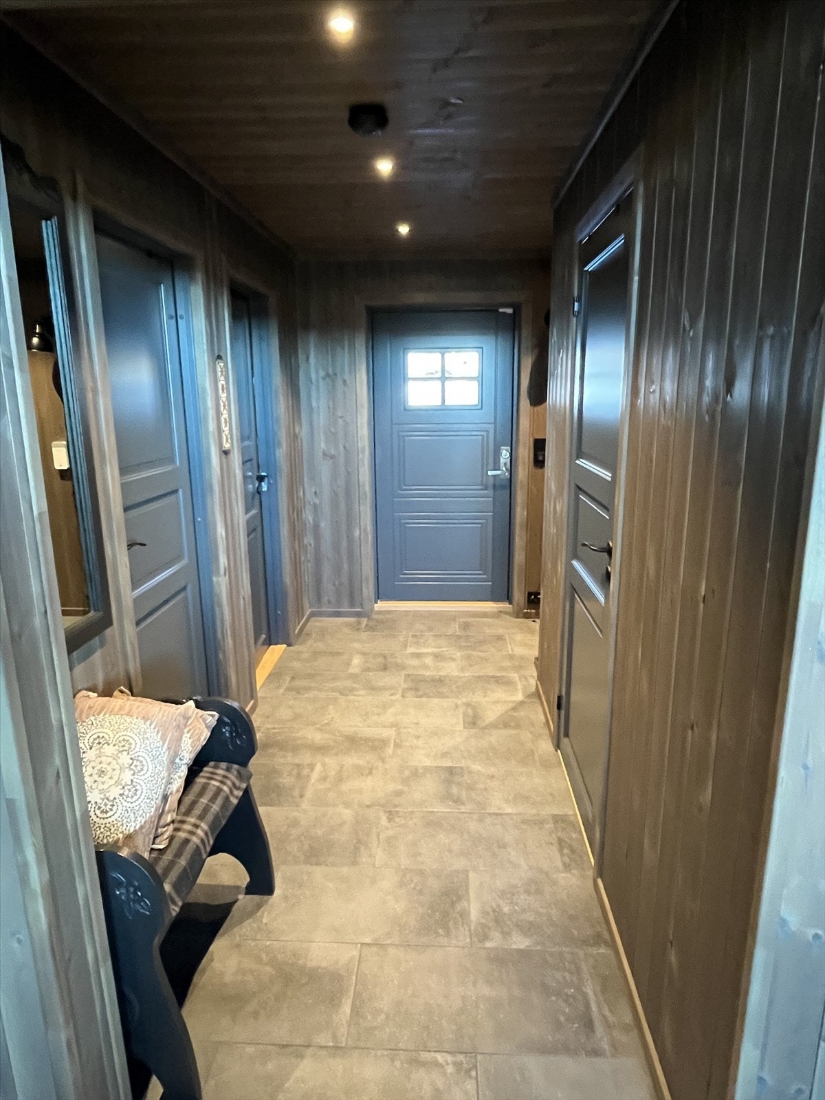 Velkommen inn! Praktisk, flislagt gulv med varme, og godt med garderobeplass. Galleribilde