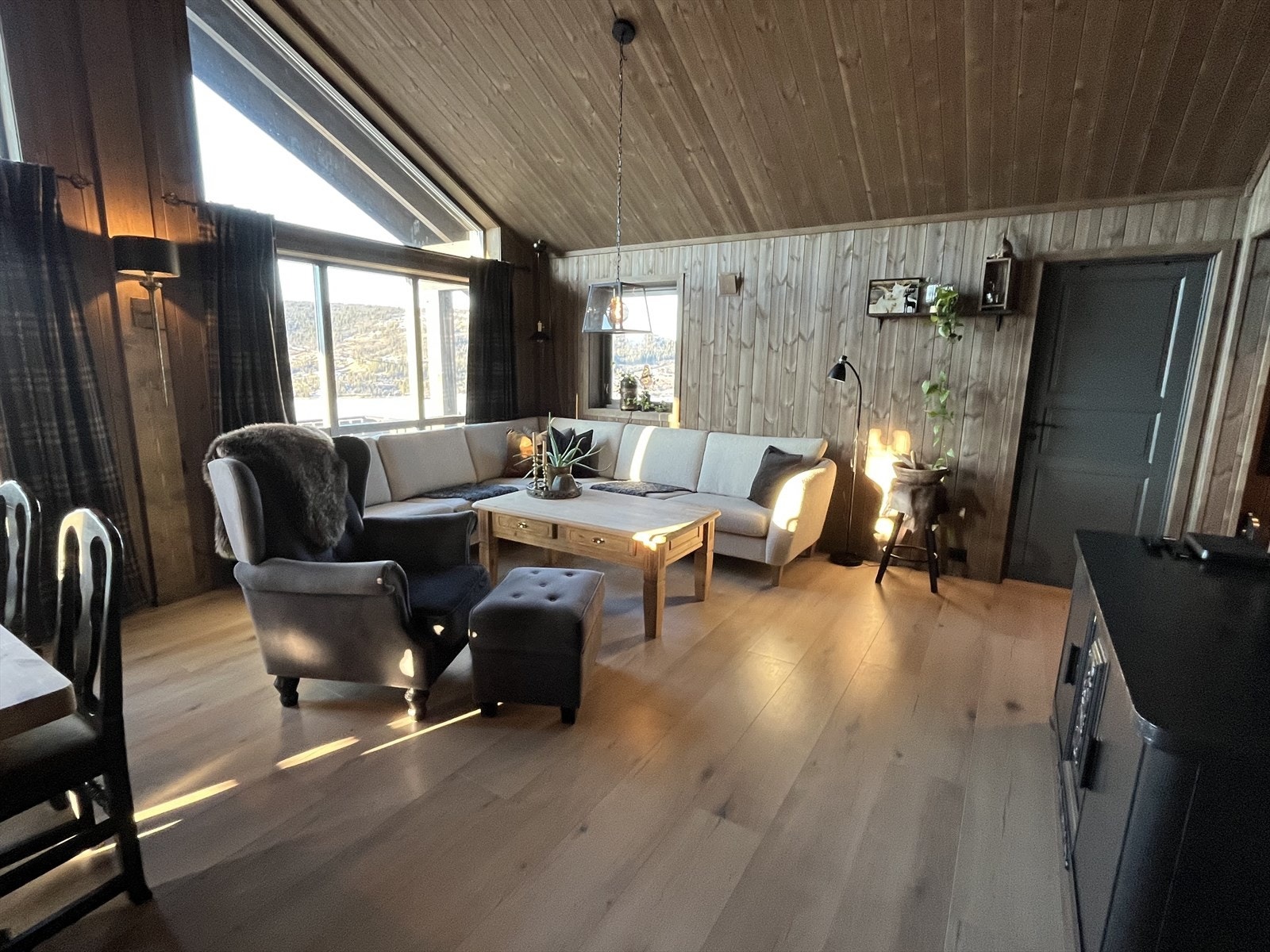 De beisede overflatene gir den gode hyttefølelsen. Galleribilde