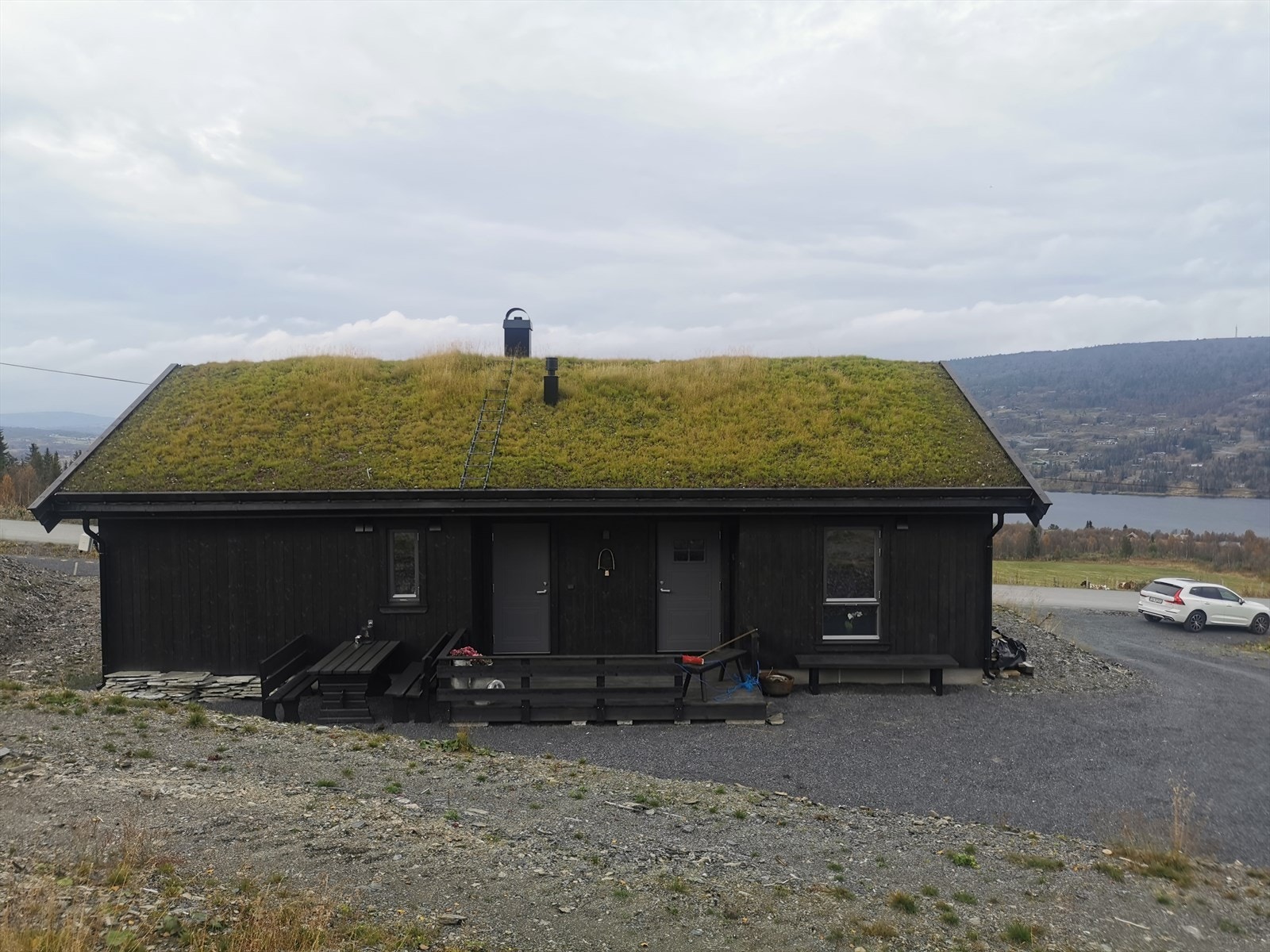 Inntrukket inngangsparti, med platting. Her er det fint å ta morgenkaffen! Galleribilde