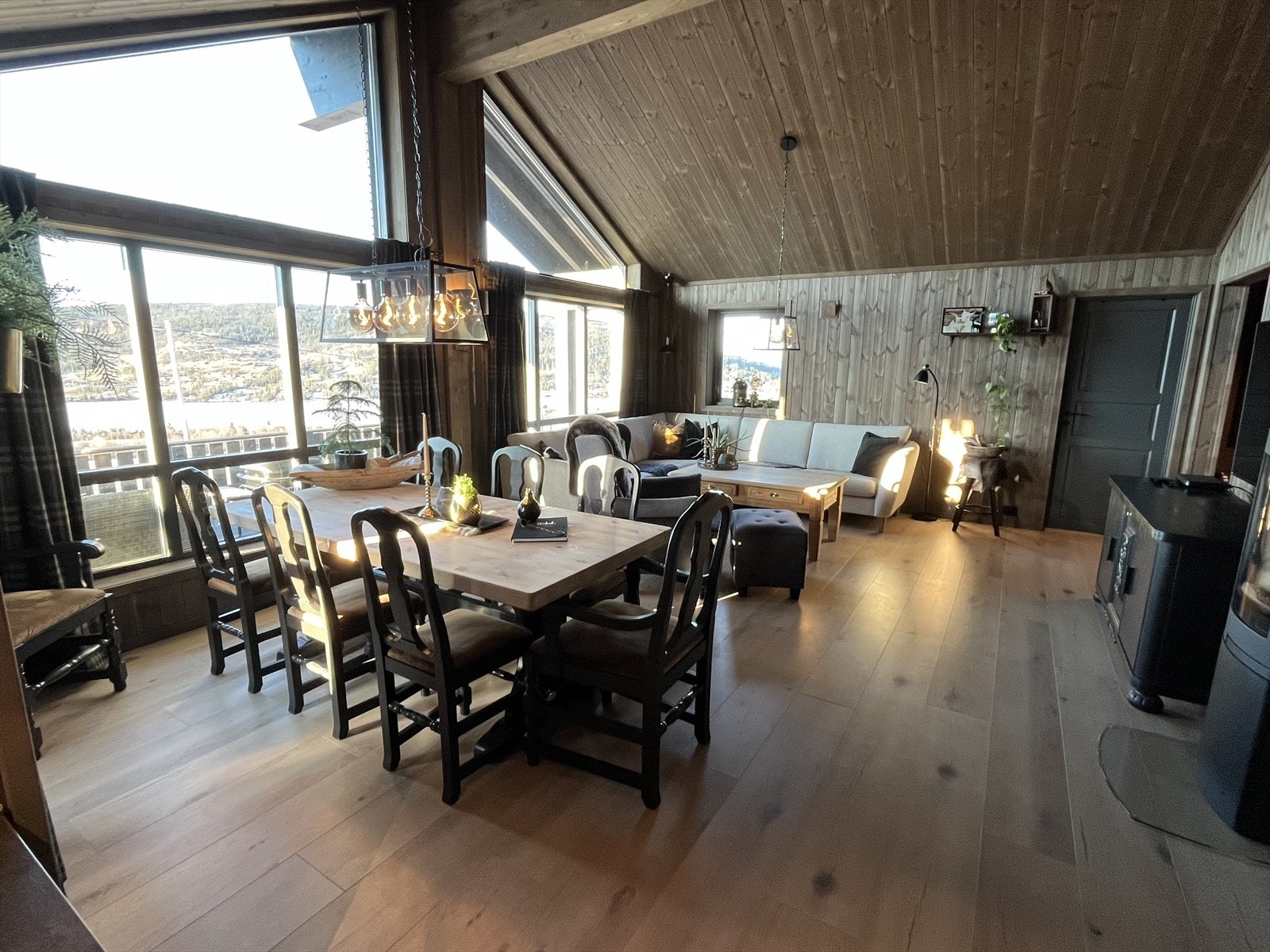 Åpen og sosial løsning, med god plass for både salong og en spisegruppe for små og store lag. Galleribilde