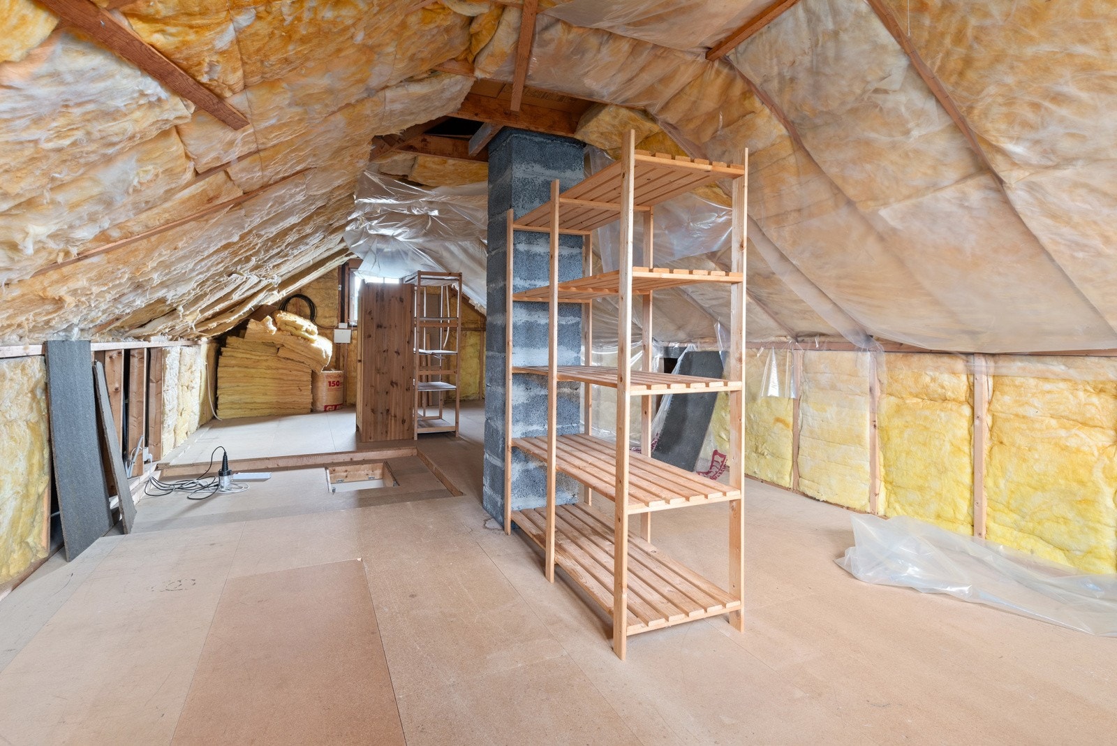 Uinnredet loft på 34 m2. Her er det mulighet for å etablere en ekstra loftstue for den som måtte ønske det. Galleribilde