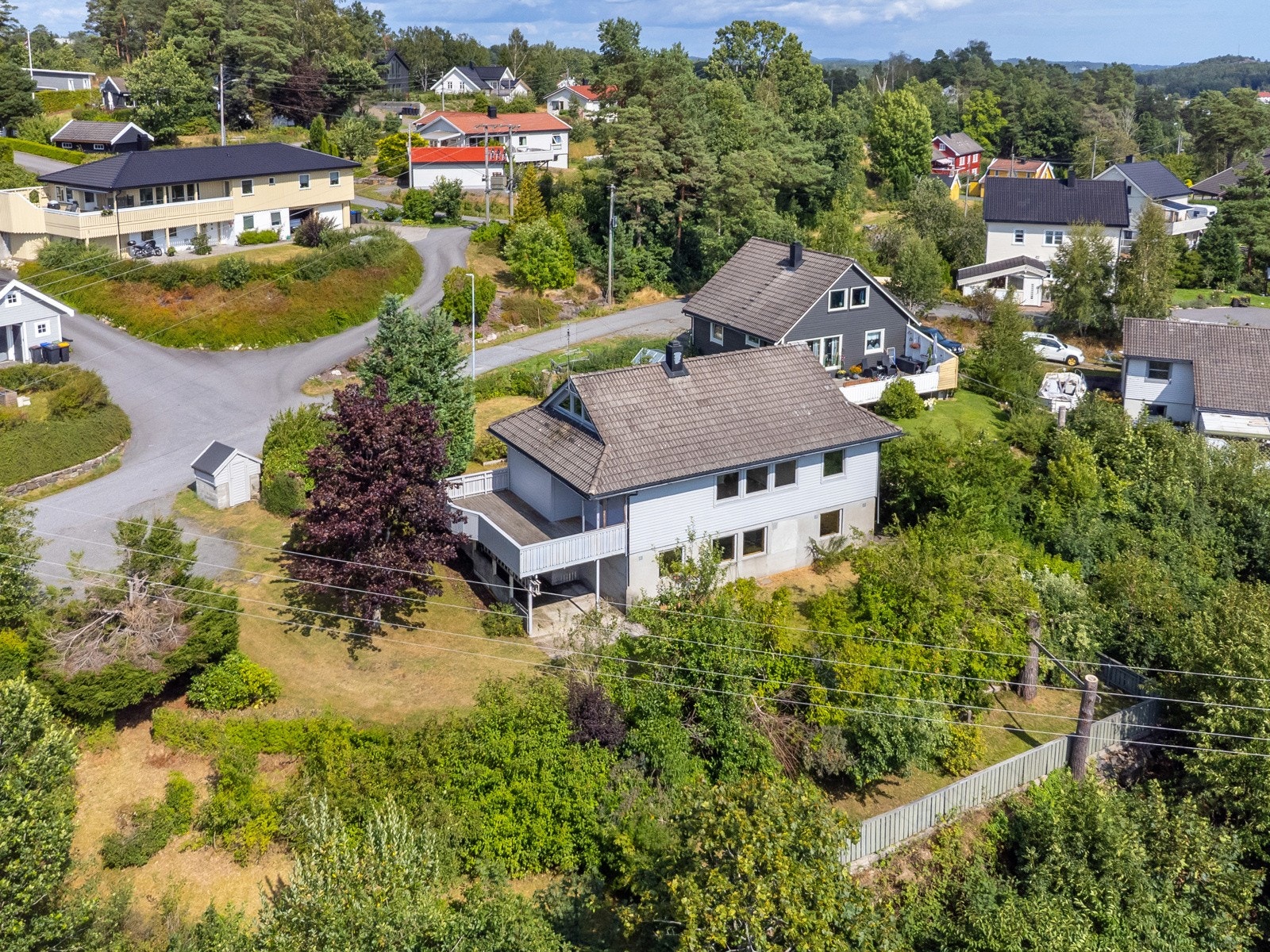 Nærhet til alt en trenger i hverdagen. Her har man gangavstand til skole, barnehage, butikker, treningssenter, kollektiv, fotballbane, m.m. Galleribilde