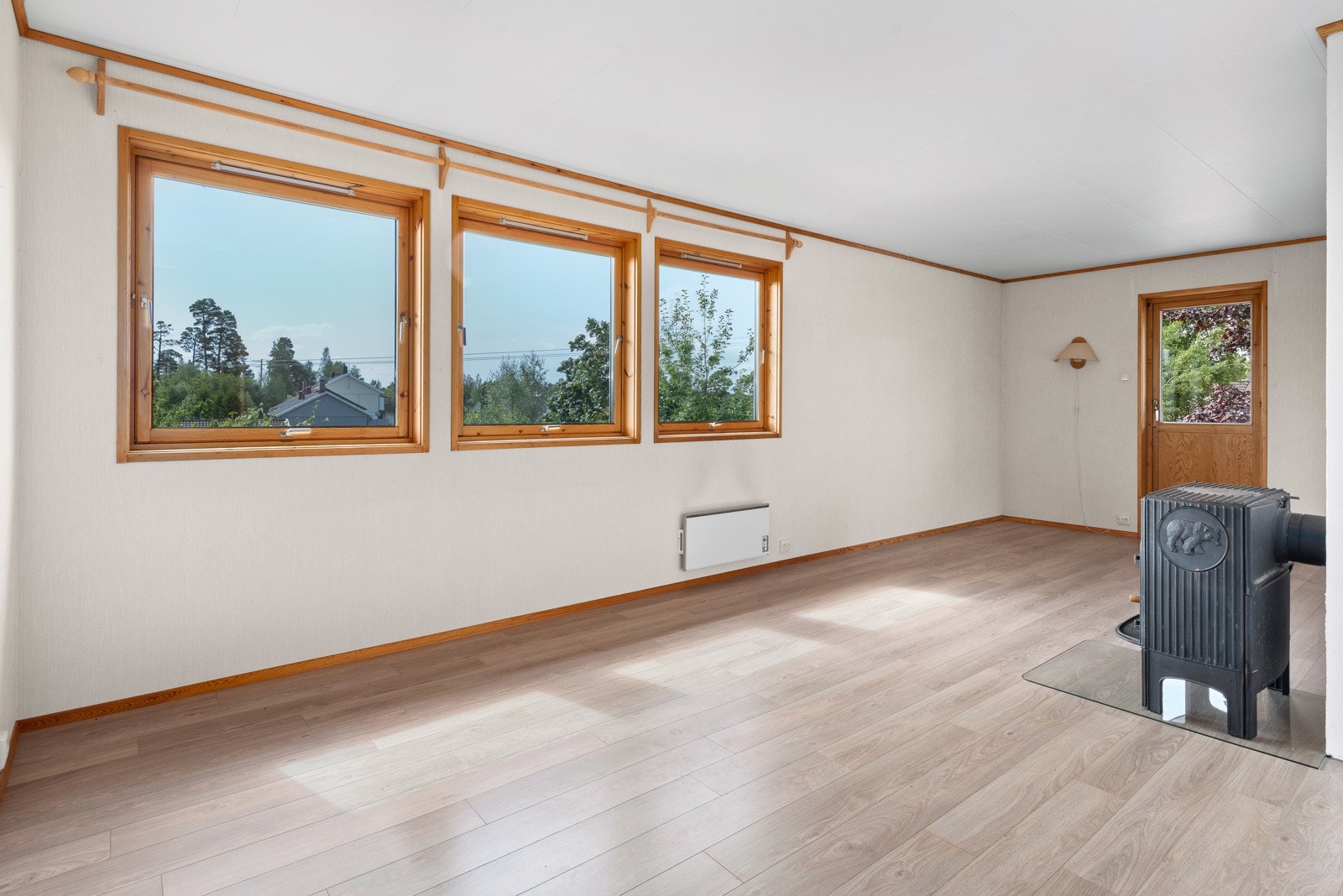 Stue med gode vindusflater som byr på mye lysinnslipp. Galleribilde