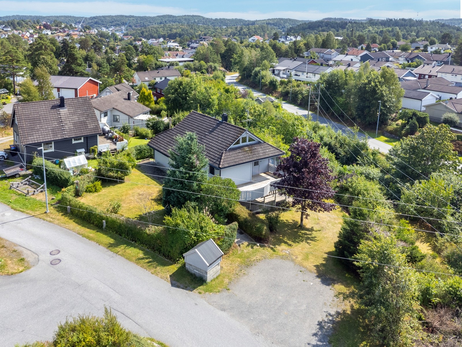 Solrik og hyggelig tomt med fine uteplasser. Galleribilde