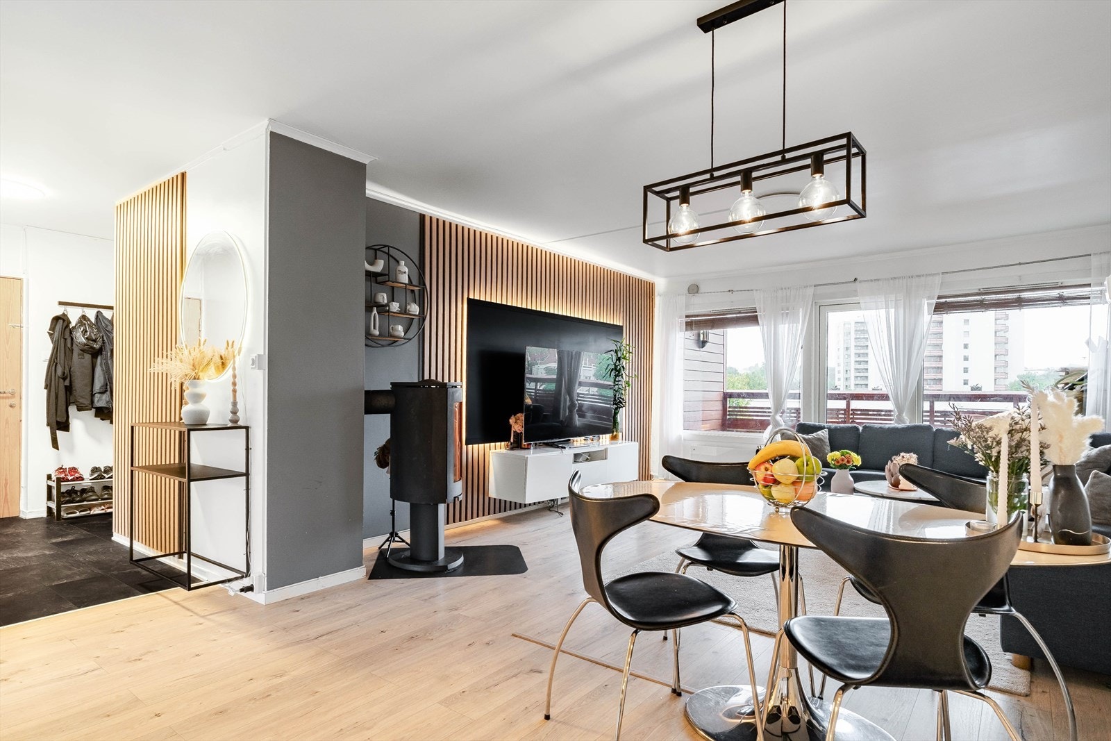 Den åpne løsningen mot kjøkkenet gjør rommet perfekt for sosiale sammenkomster. Galleribilde