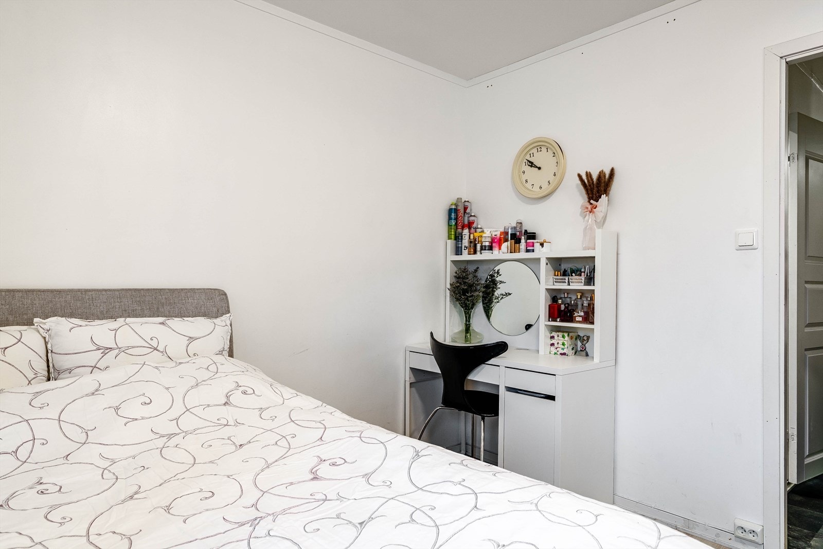 Lyse overflater gir rommene en moderne og innbydende atmosfære. Galleribilde