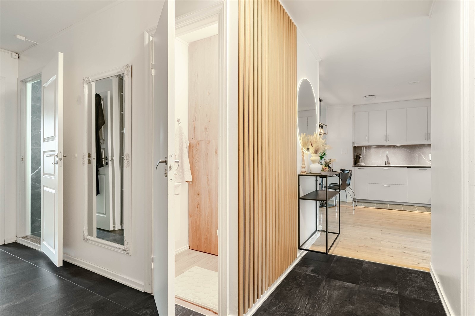 Entréen binder boligen fint sammen med øvrige rom. Galleribilde