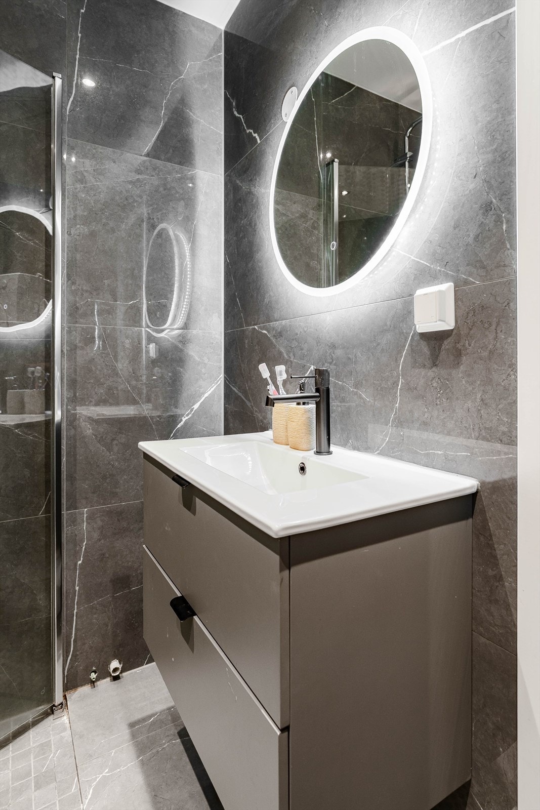 Downlights i himling setter et stilrent preg på rommet. Galleribilde