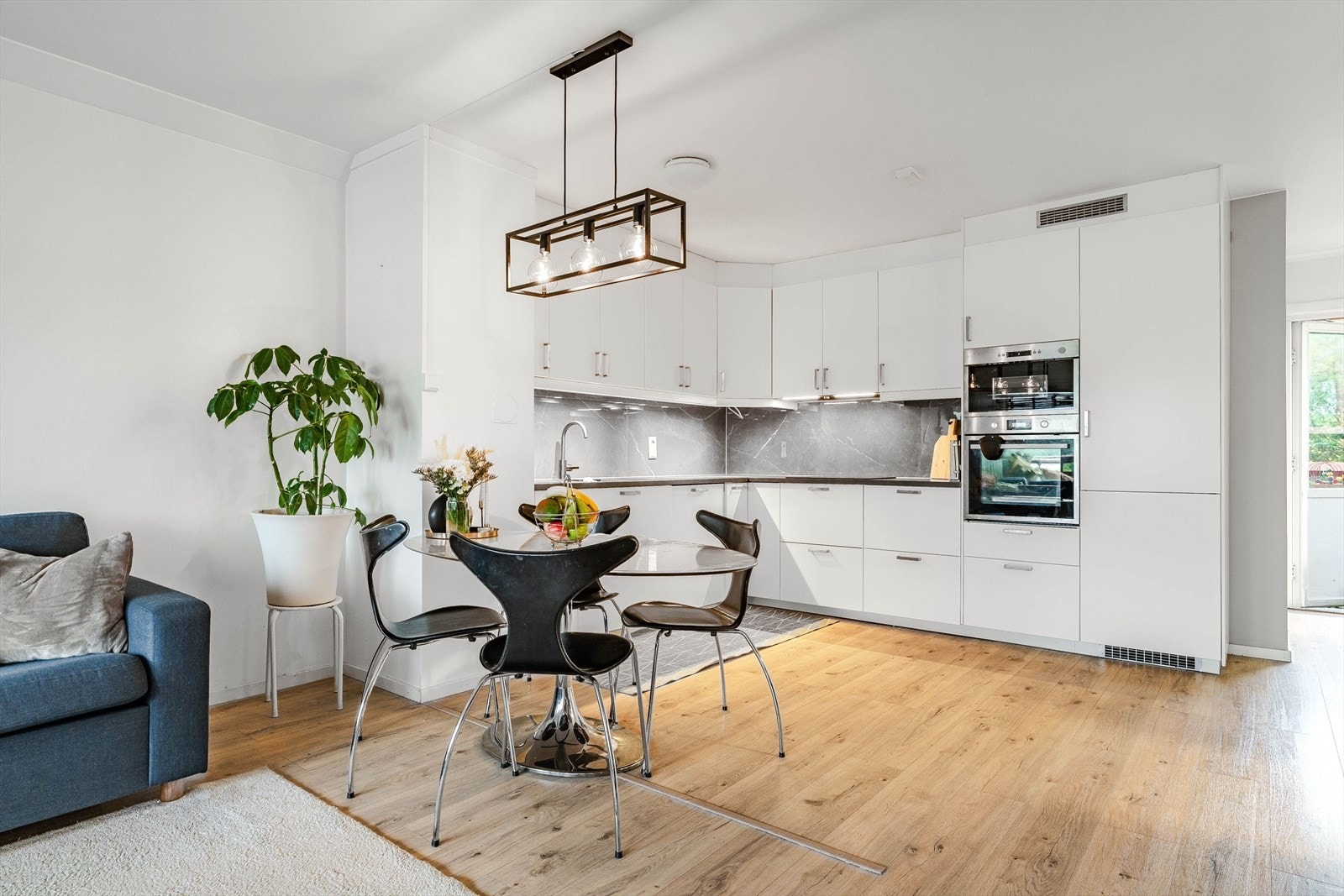 Kjøkkenet ble oppgradert i 2022, fremstår moderne og har fått TG 0 av takstmann Galleribilde