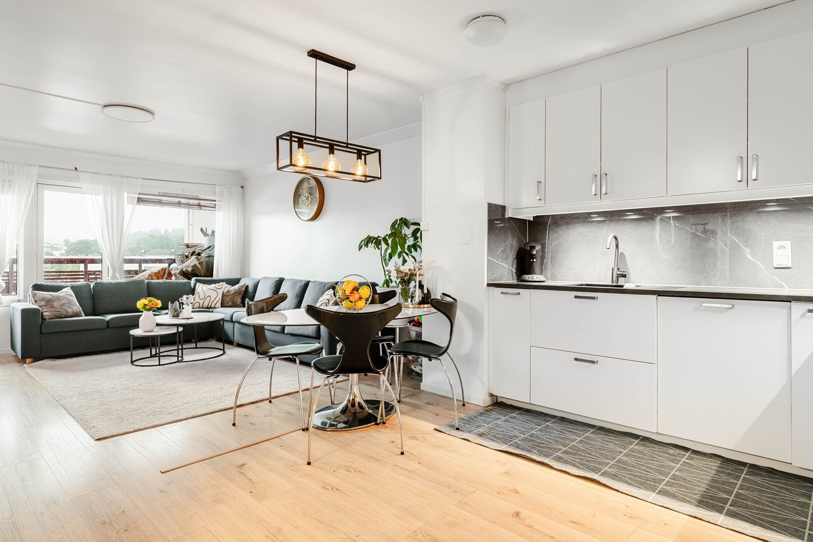 Her er det god plass til både sofagruppe og spisebord. Galleribilde