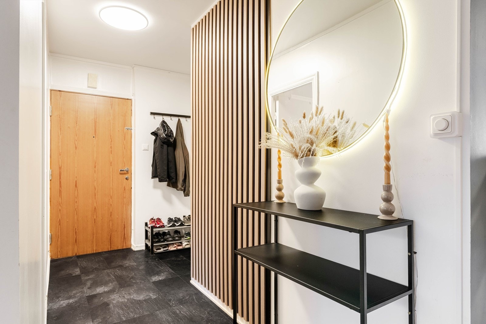 Entréen ønsker deg velkommen inn i en lys og praktisk hall. Galleribilde