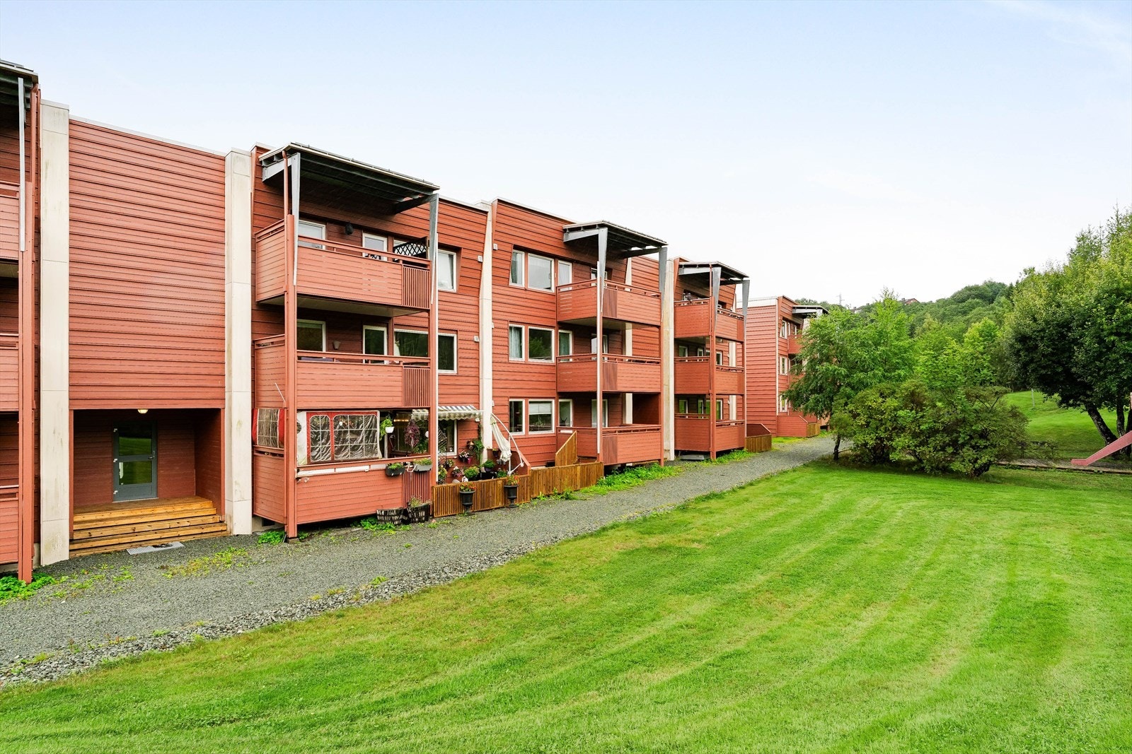 Nabolaget preges av lite trafikk, lavt støynivå og et godt naboskap. Galleribilde