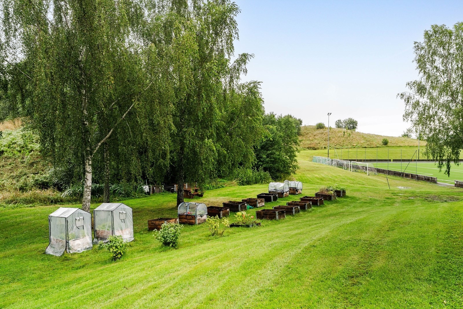 Turmuligheter og grøntområder finnes i umiddelbar nærhet, og både idrettsanlegg og treningssentre ligger innen kort avstand. Galleribilde