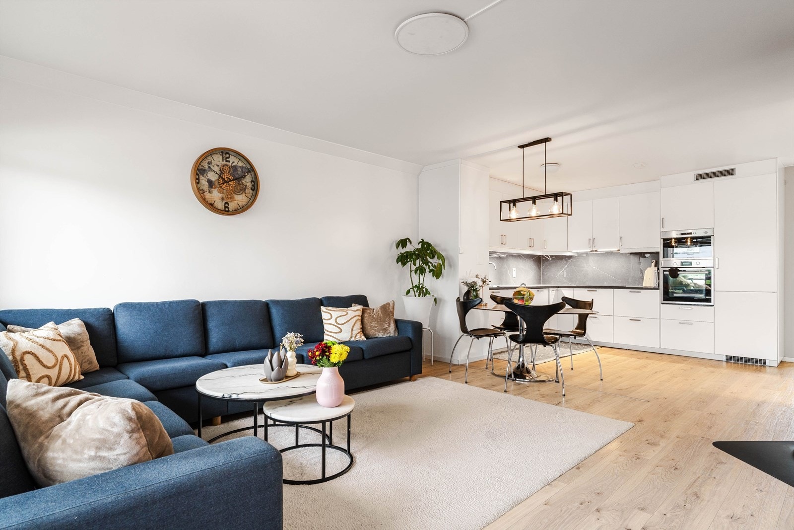 Stuen er lys og romslig, med store vindusflater som gir godt med dagslys. Galleribilde