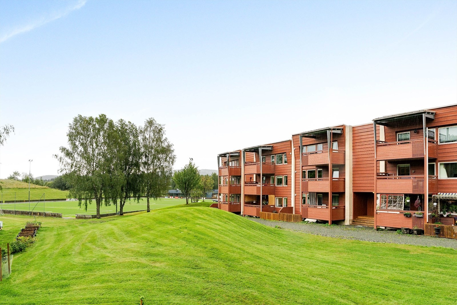 Her bor du med kort vei til dagligvare, skoler, barnehager og fritidstilbud. Galleribilde