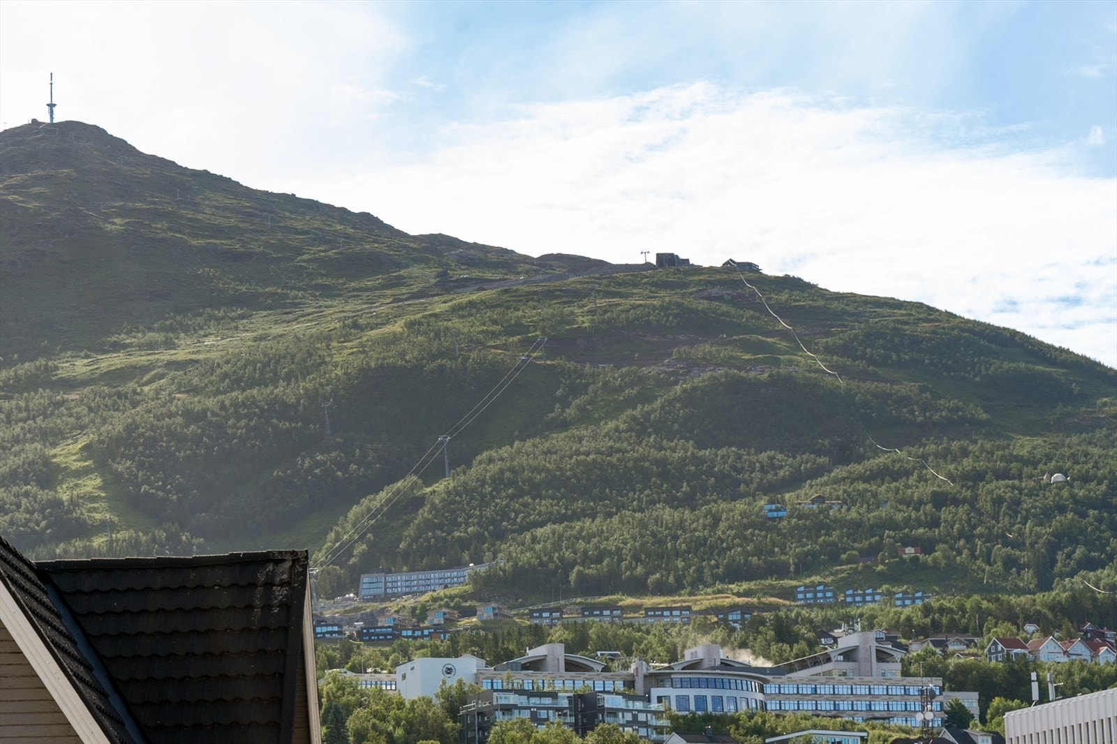 Utsikt fra balkong mot Fagernesfjellet og Skistua Galleribilde