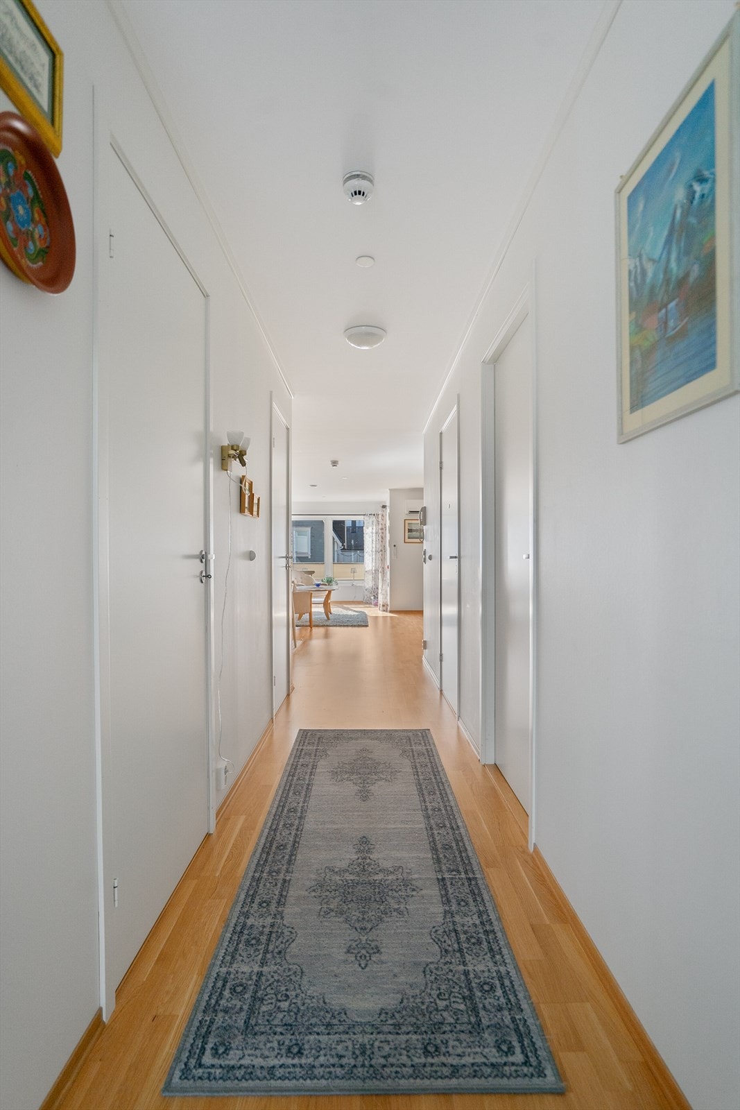 Fra entré er det en gang som fører deg inn til stue og kjøkken Galleribilde