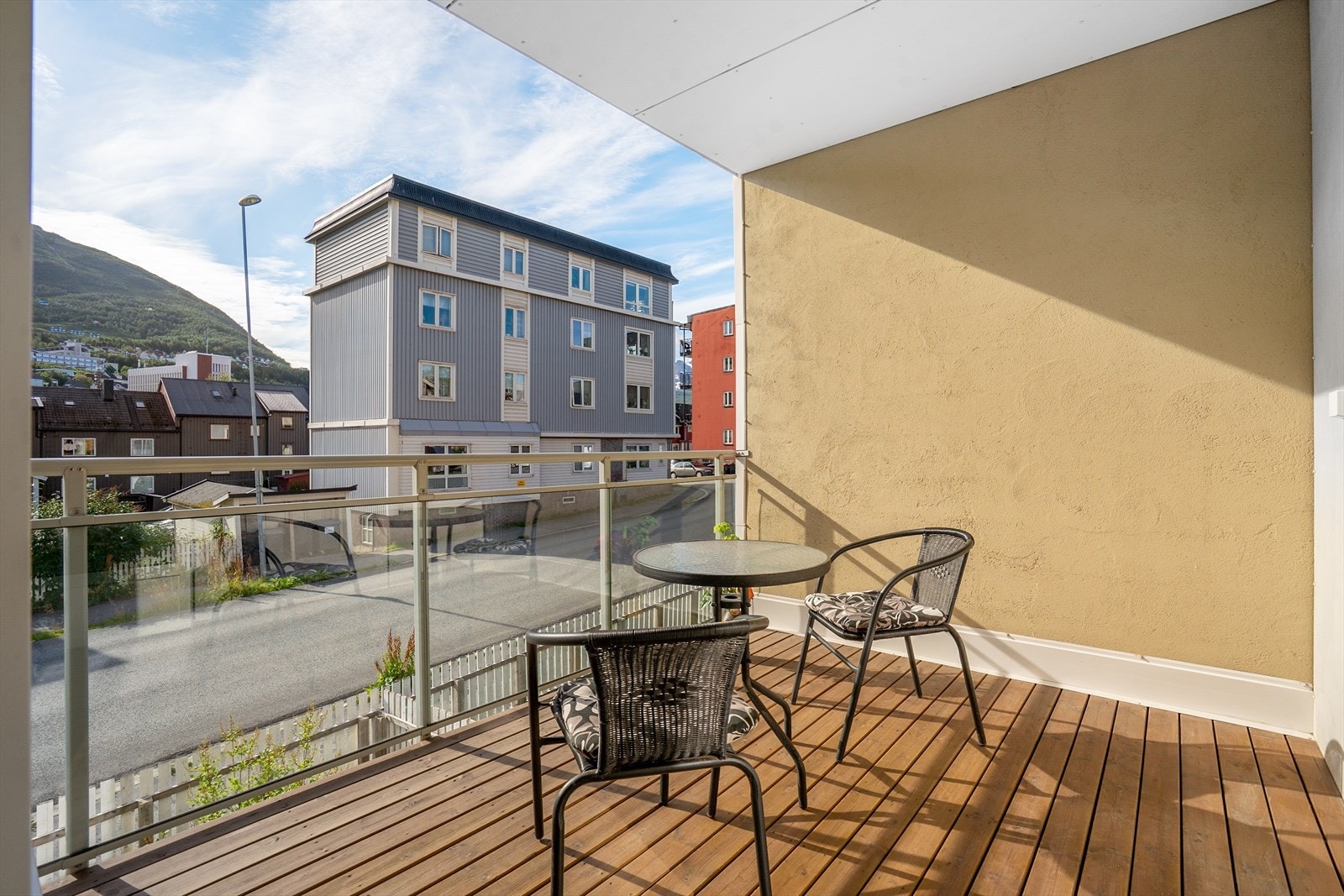Balkong med glassrekkverk som gir en åpen og luftig følelse, her er det god plass til utemøbler Galleribilde