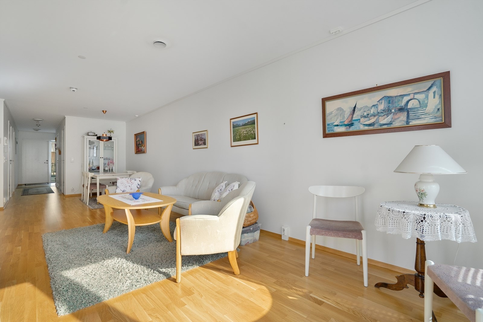 Moderne planløsning med plass til både sofakrok og spisebord Galleribilde