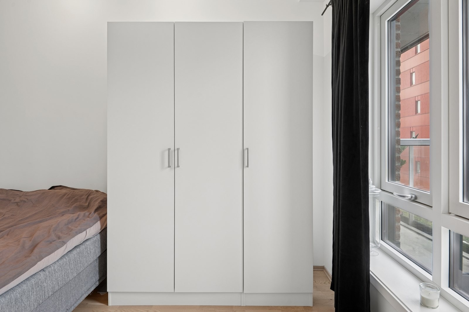 Det er god plass til både seng, nattbord og garderobeløsning. Galleribilde