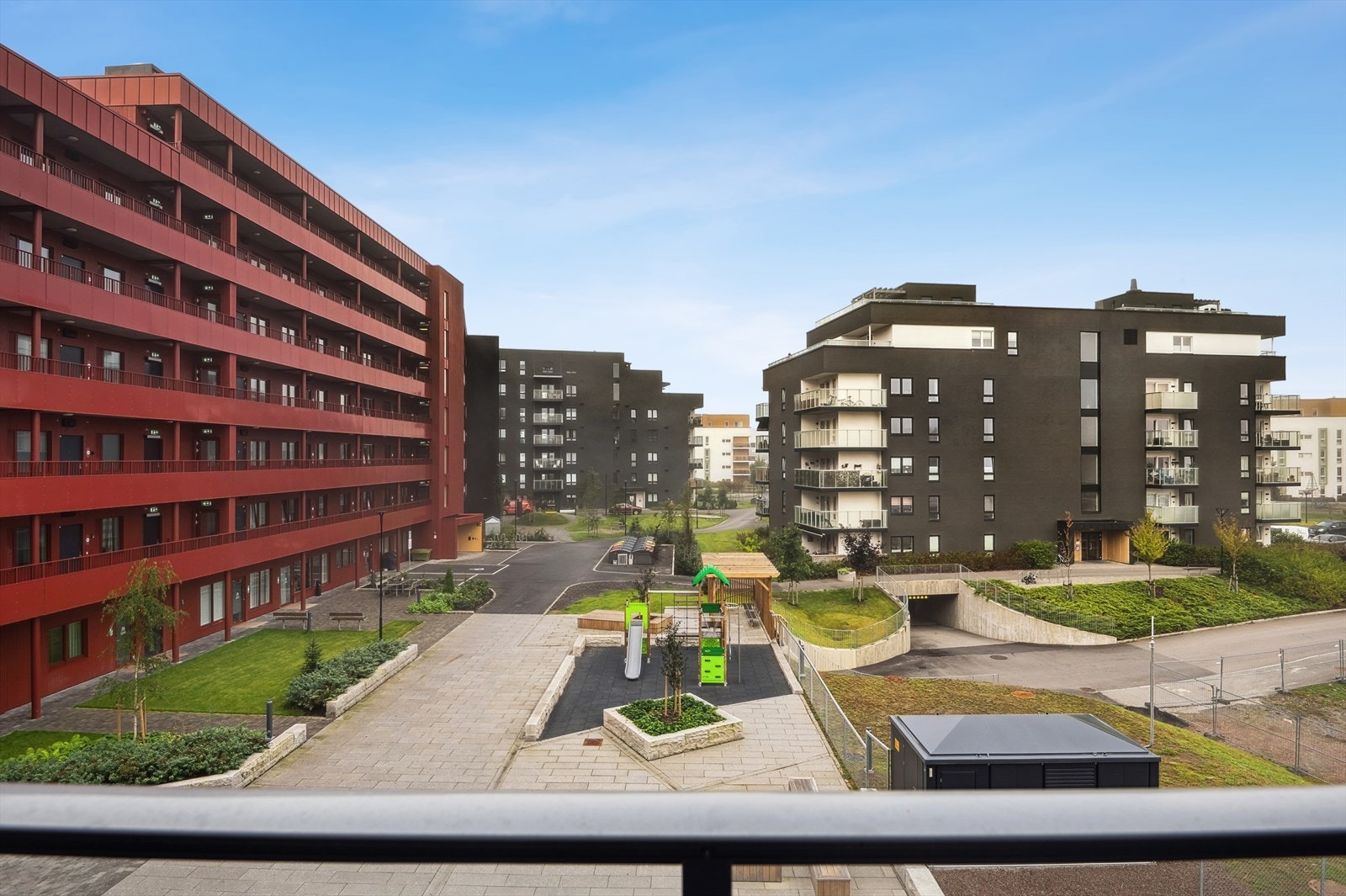 Her bor du med kort vei til både natur og byliv, samt gode kollektivforbindelser til Oslo og Gardermoen. Galleribilde