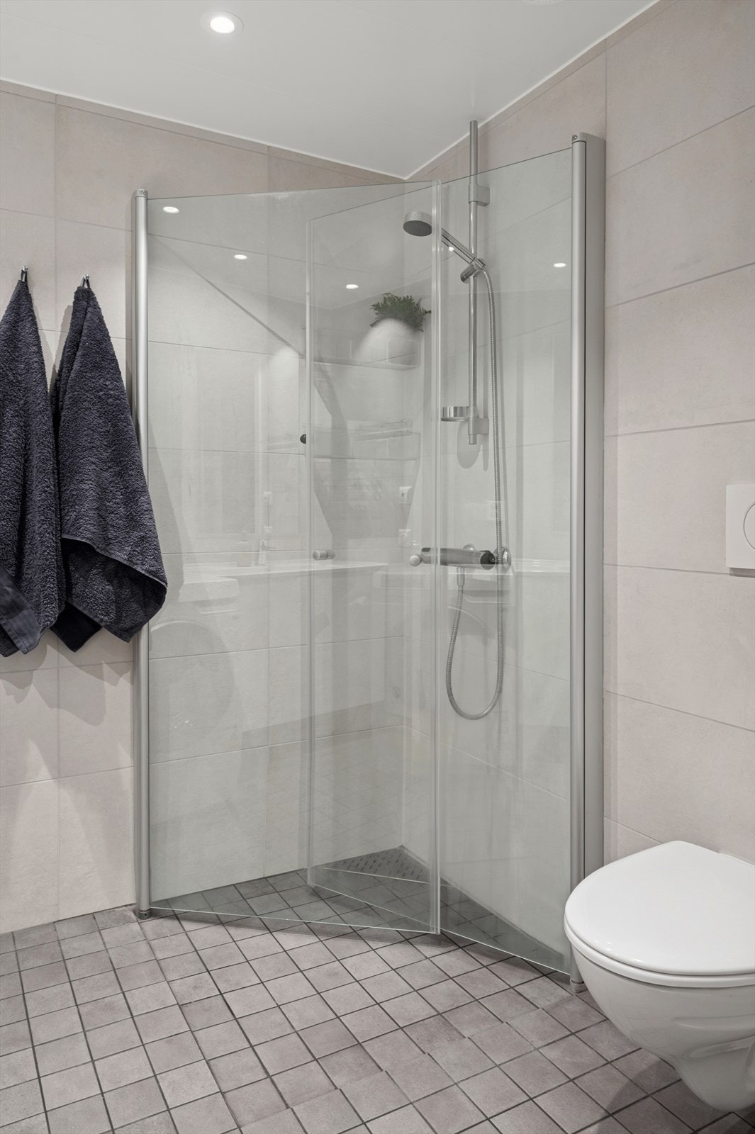 Taket er malt og har downlights. Balansert ventilasjon. Galleribilde