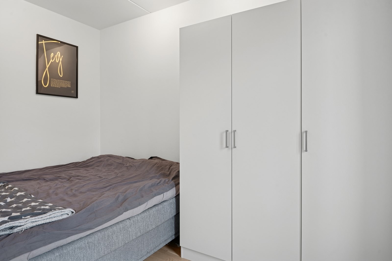 Leiligheten har et romslig soverom. Galleribilde