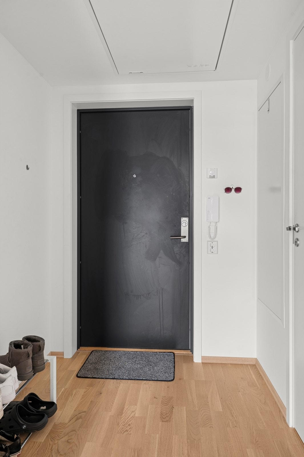 Du ønskes velkommen inn i en lys og åpen entré med plass til å henge og sette fra seg yttertøy og sko. Galleribilde