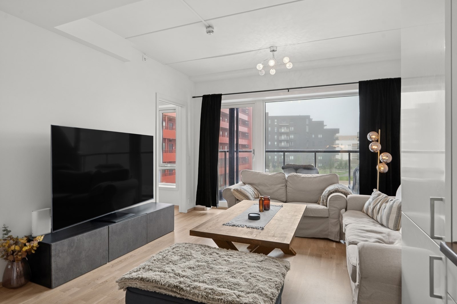 Det åpne rommet gir en møbleringsfrihet, slik at det er god plass til sofa, TV-møblement og øvrig ønsket møblement, samt spisebord. Galleribilde