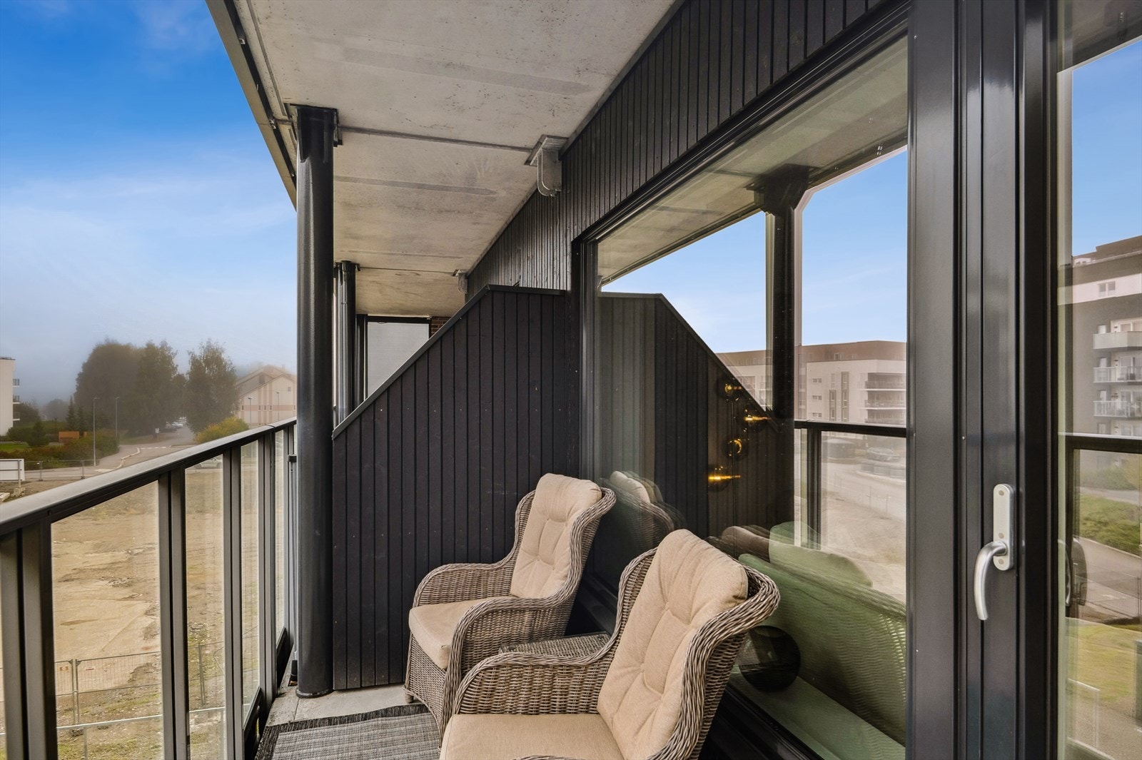 Balkongen er overbygd og kan nytes på fine sommerdager og sene kvelder, både i sol og regn. Galleribilde