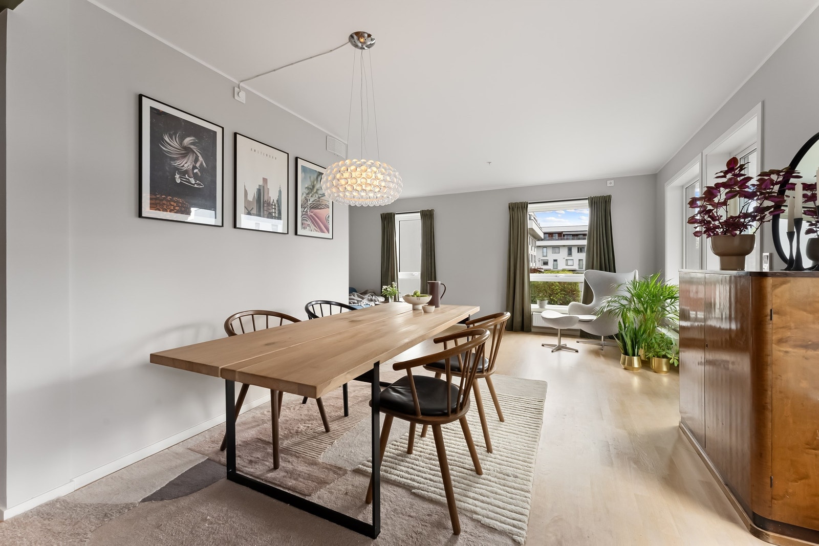 Kjøkken og spisestuen er i ett og sammen utgjør de et stort og lyst rom med dels åpen løsning mot stuedelen Galleribilde