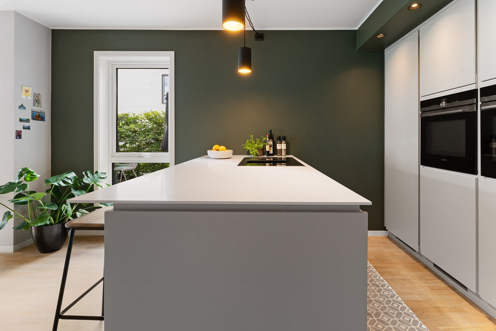 Det er installert både komfyrvakt og aquastopp. Flott belysning med justerbare downlights og modere hengelamper over kjøkkenøyen Galleribilde