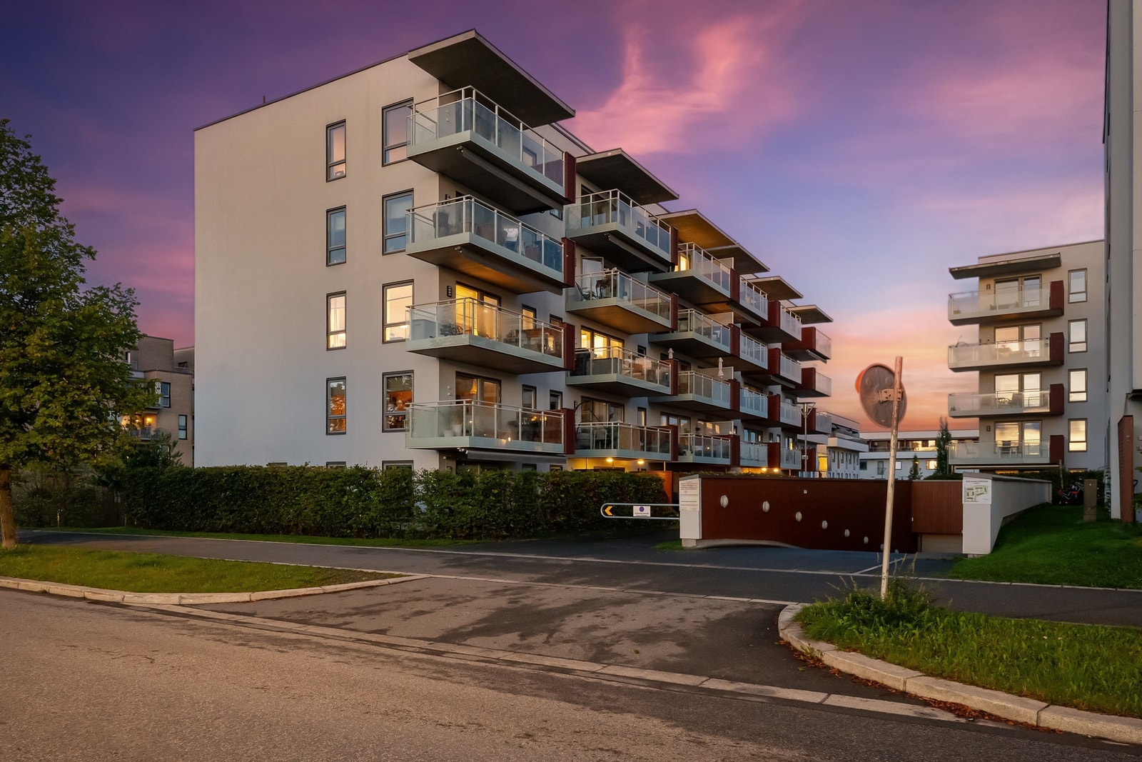 Kort gange til Fornebu senter og bussholdeplass samt få minutters gange unna kommende T-banestasjon (ca. 2029) Galleribilde