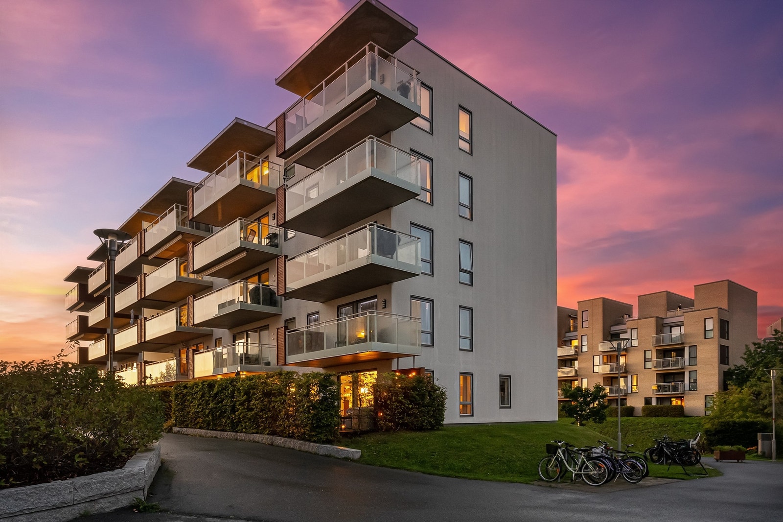 Barnevennlig beliggenhet med kort vei til fjord, badestrender, grønne parker, kollektivtransport og kjøpesenter, alt innen få minutters gange! Galleribilde