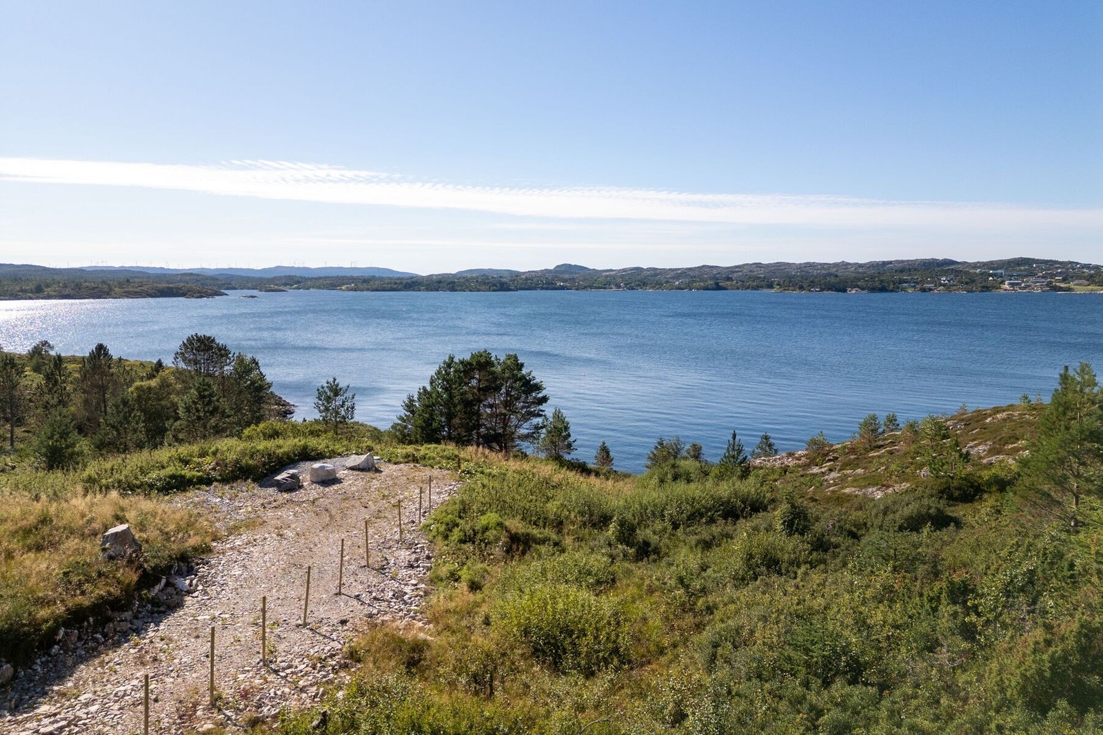 Herfra er det kort vei til sjøen hvor det er bade- og fiskemuligheter Galleribilde